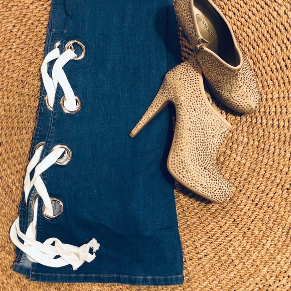 RESERVED 1️⃣5️⃣ Flare Leg Faded Lace Detail Jeans - Picture 4 of 5